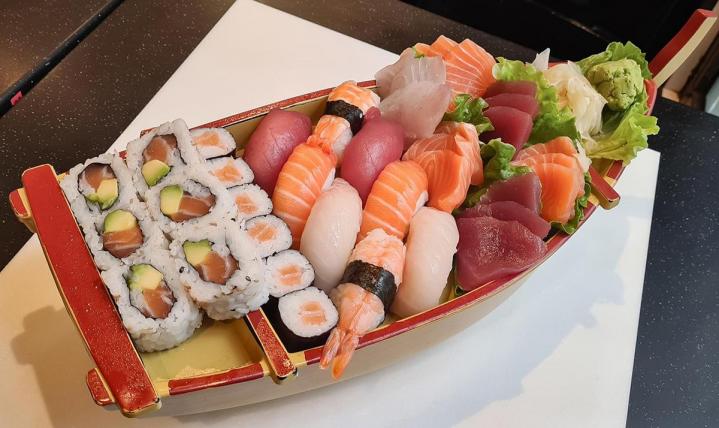 Le sushi est un plat japonais phare.